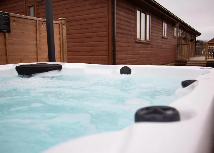 3 Bedroom With Hot Tub *