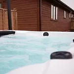3 Bedroom With Hot Tub *