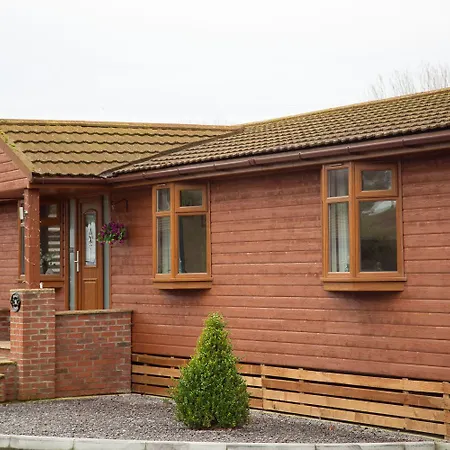 3 Bedroom With Hot Tub شقة *